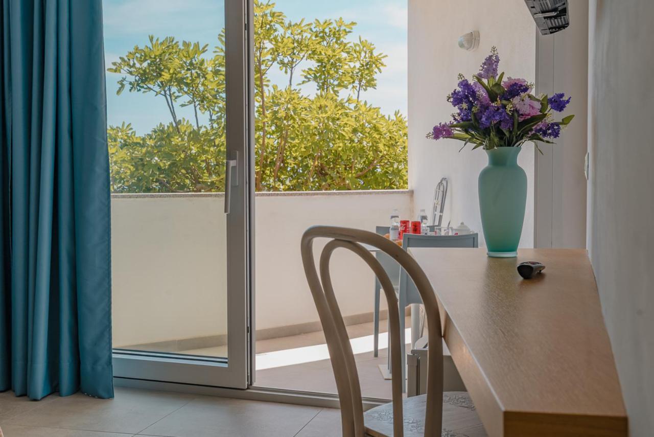 Rooms, Affittacamere Maksim Golfo Aranci Exterior photo